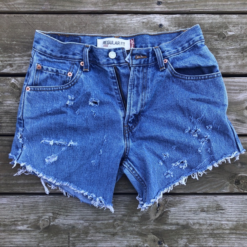 Levi’s raw hem distressed cutoff jeans shorts 30”